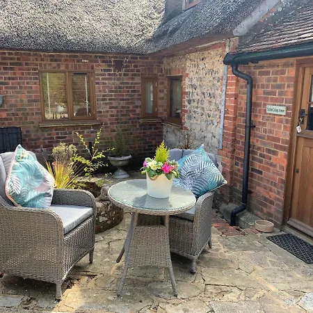 Thatched Cottage Pulborough Exterior photo